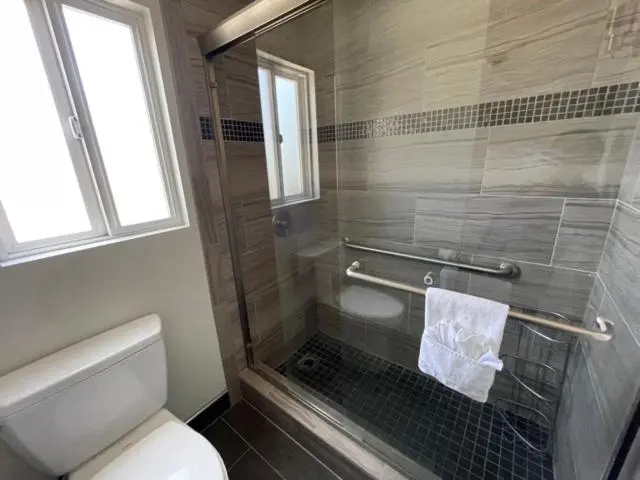 استودیوی استاندارد, Hi View Inn & Suites
