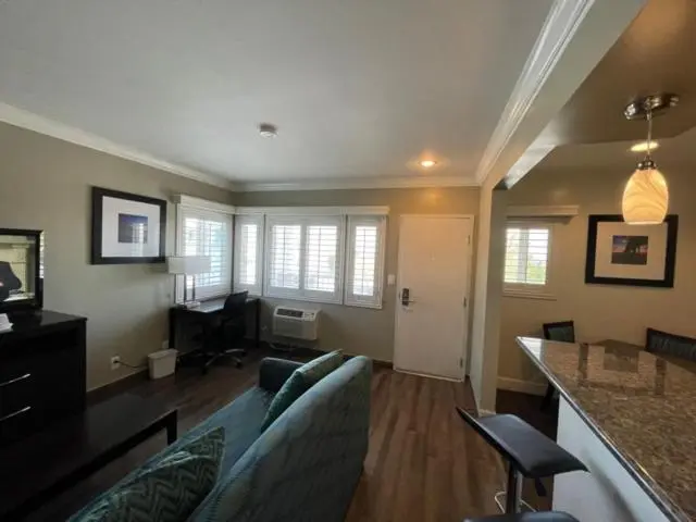 استودیوی استاندارد, Hi View Inn & Suites