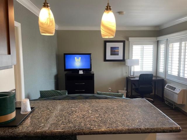 إستوديو قياسى, Hi View Inn & Suites