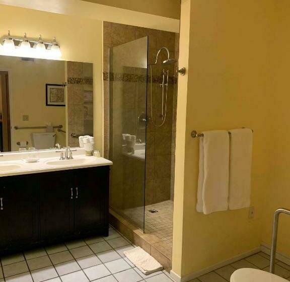 اتاق لوکس با تخت بزرگ, La Maison Hotel   Adults Only