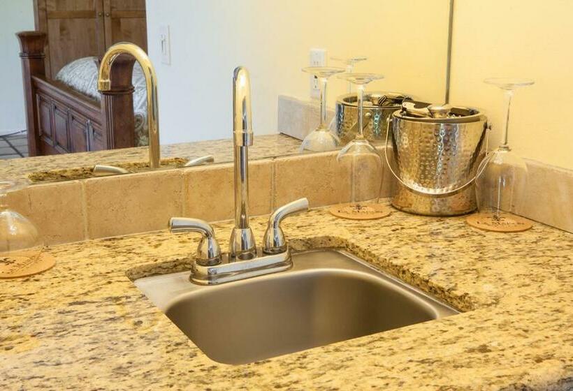 اتاق لوکس با تخت بزرگ, La Maison Hotel   Adults Only