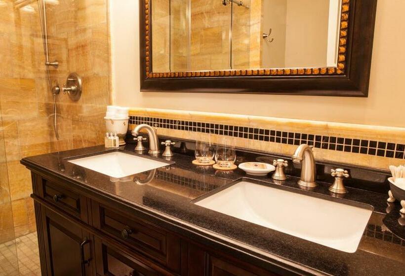 اتاق لوکس با تخت بزرگ, La Maison Hotel   Adults Only