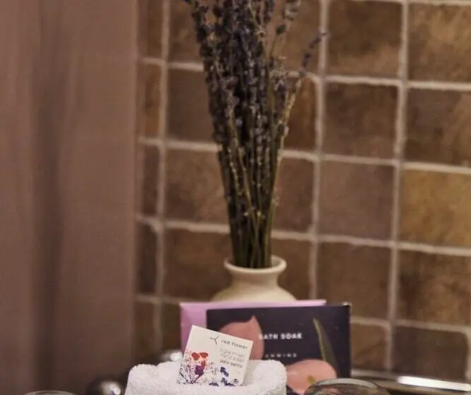 Junior Süit, The Harbor Front Inn