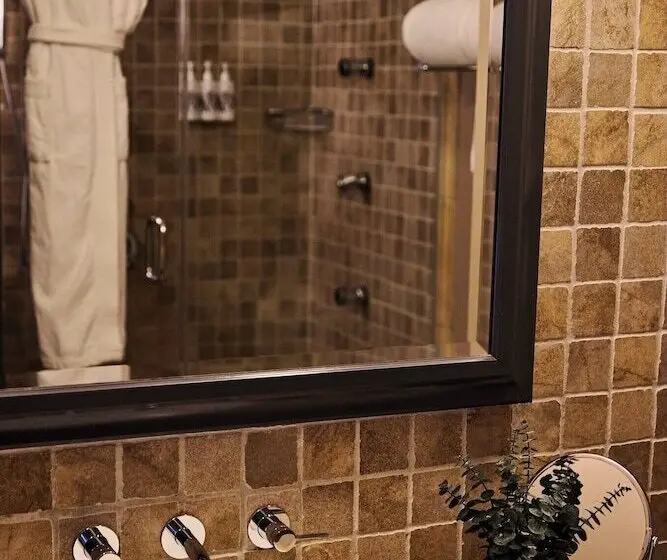 Junior Süit, The Harbor Front Inn