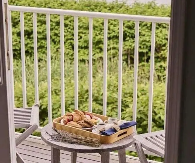 Junior Süit, The Harbor Front Inn