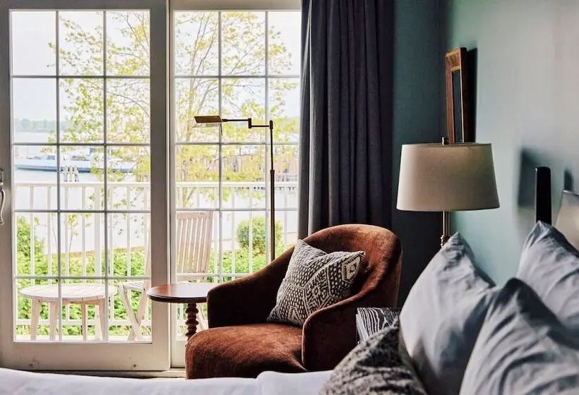 Junior Süit, The Harbor Front Inn