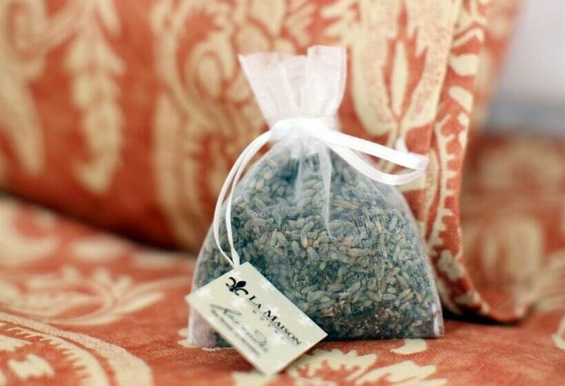 اتاق لوکس با تخت بزرگ, La Maison Hotel   Adults Only