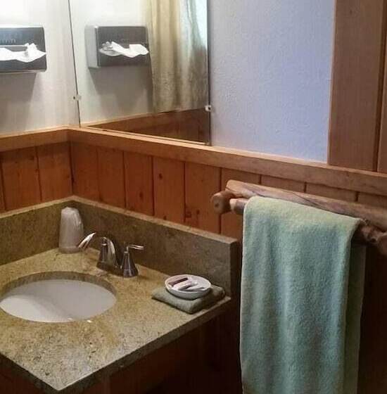 غرفه قياسيه سريرين مزدوجين, Long Holiday Motel