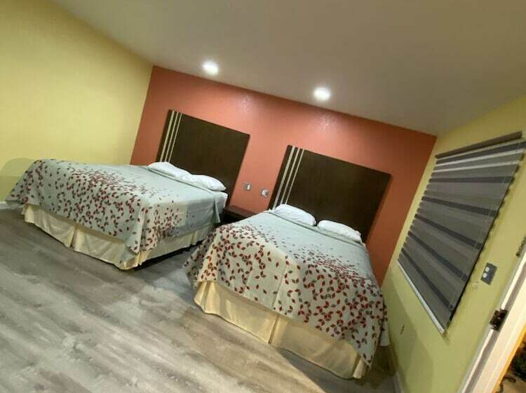 带2个双人床的标准工作室, Budget Inn