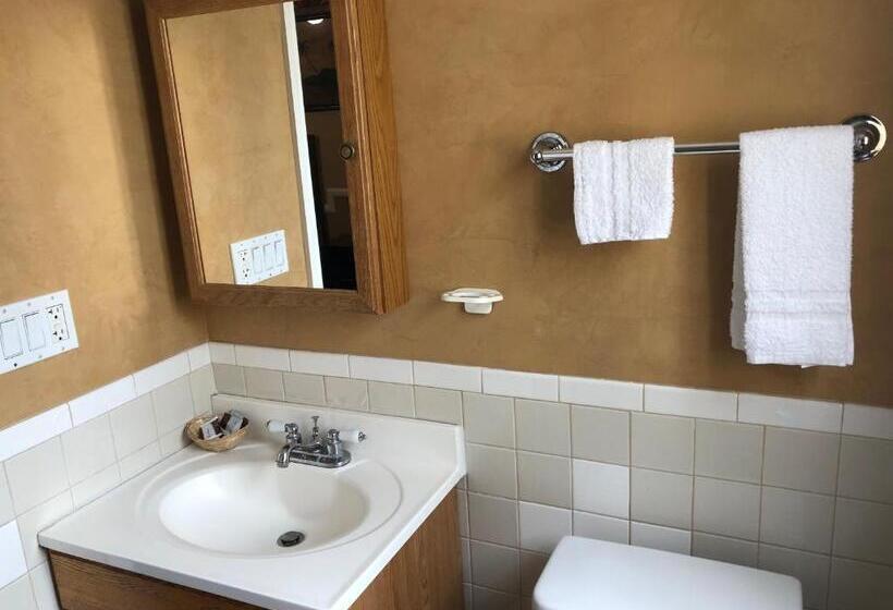 스탠다드 룸 킹사이즈 침대, Whittier Travel Inn