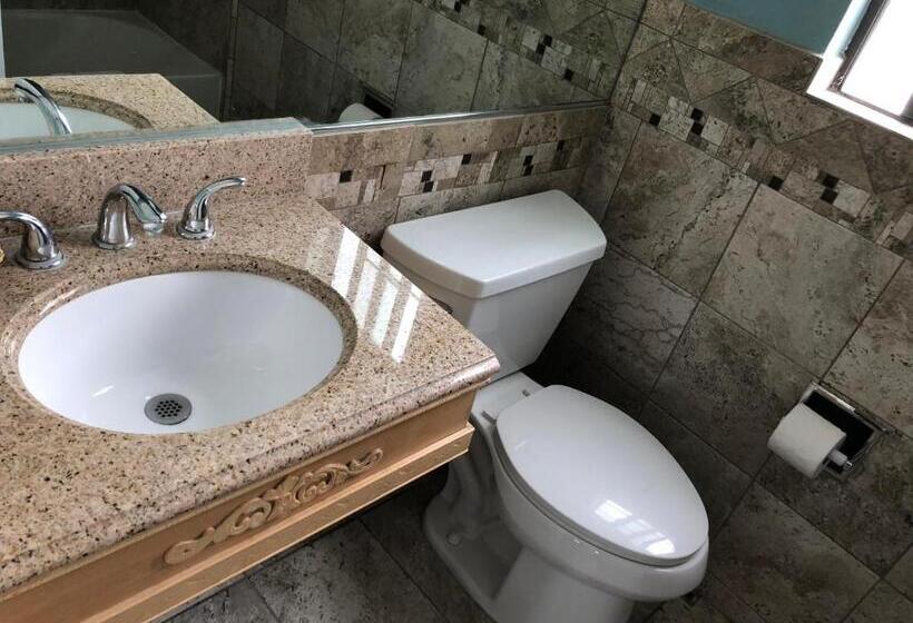 스탠다드 룸 킹사이즈 침대, Whittier Travel Inn