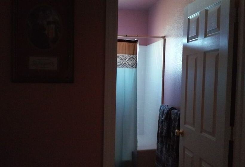 Семейный Номер, The Branded Calf Bed & Breakfast