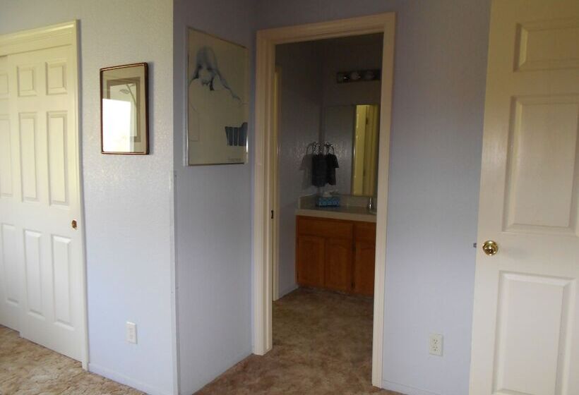 Семейный Номер, The Branded Calf Bed & Breakfast