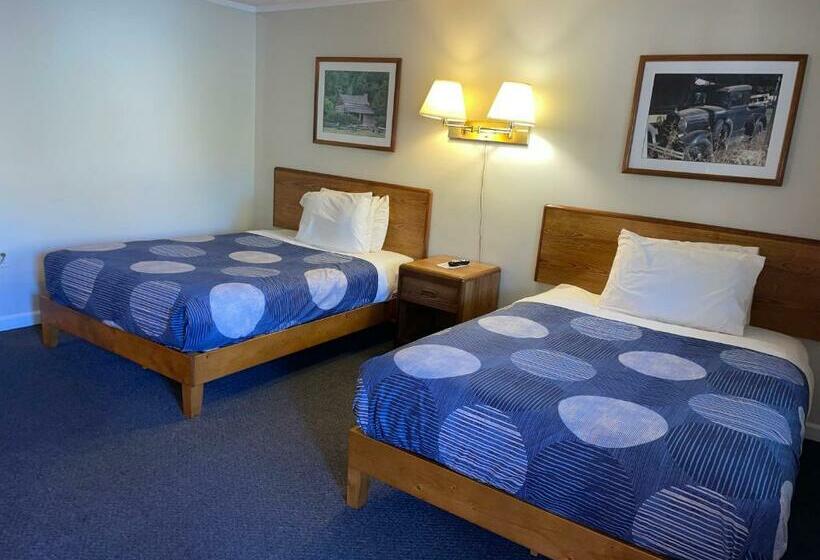 Номер Стандарт 2 Двуспальные Кровати, A Holiday Motel   Maggie Valley