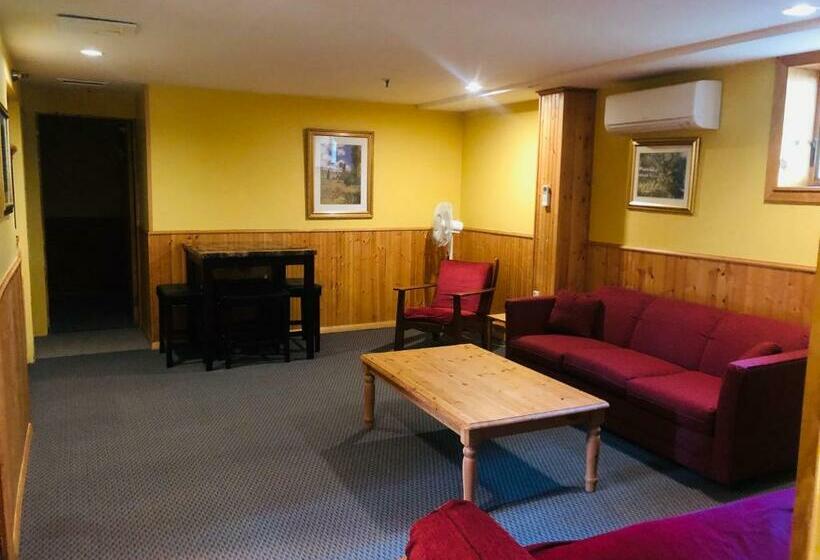 اتاق خانوادگی, Gray Ghost Inn