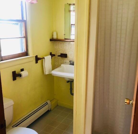 اتاق استاندارد, Gray Ghost Inn