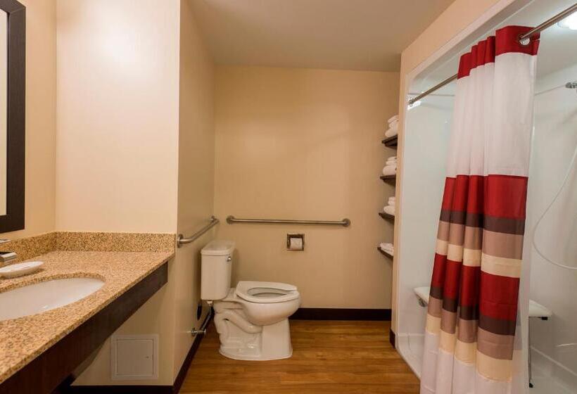 Номер Deluxe Адаптированный для Инвалидов, Red Roof Inn Plus+ & Suites Malone
