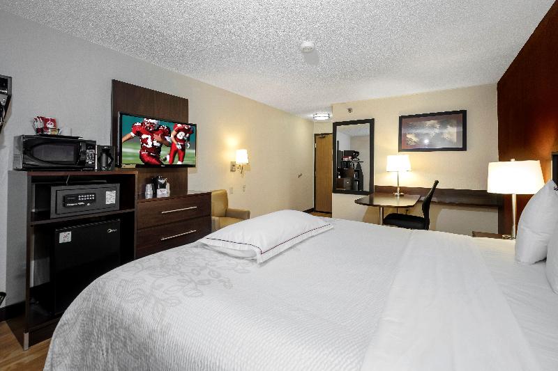 キングサイズベッドのデラックスルーム, Red Roof Inn Plus+ & Suites Malone