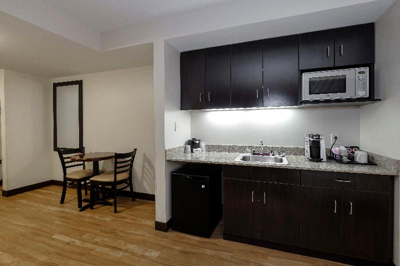 クイーンサイズベッドのスイートルーム, Red Roof Inn Plus+ & Suites Malone