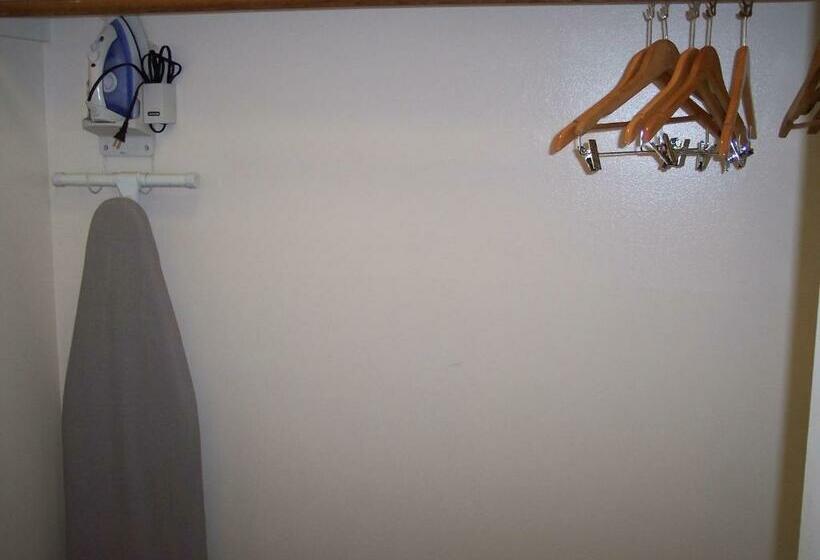 带2个双人床的标准工作室, Shore Hills Motel