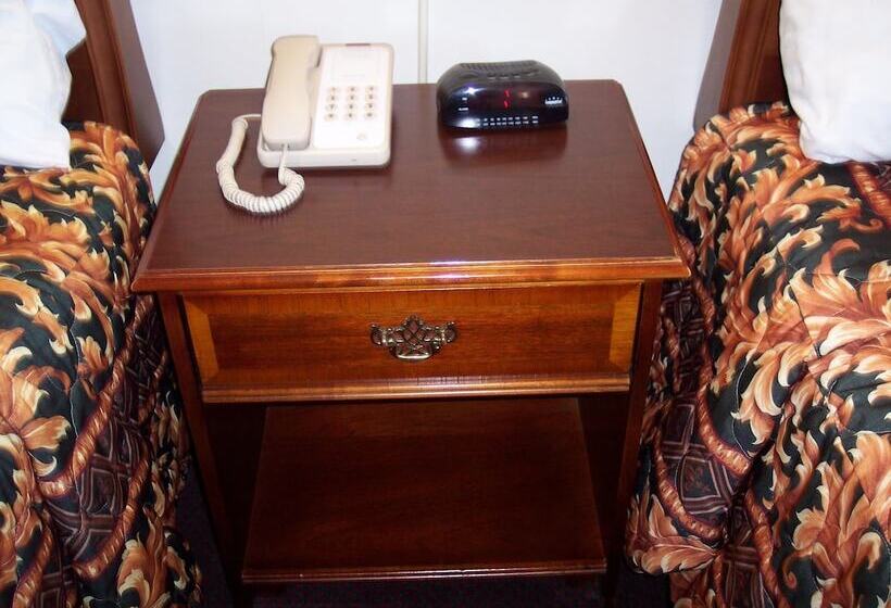 带2个双人床的标准工作室, Shore Hills Motel