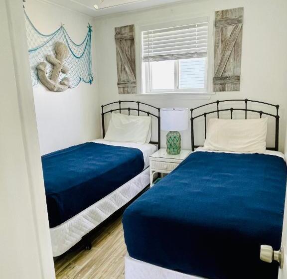 Апартаменты 2 Спальни Вид на Море, The Garlands Motel