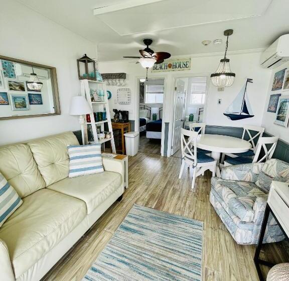 Апартаменты 2 Спальни Вид на Море, The Garlands Motel