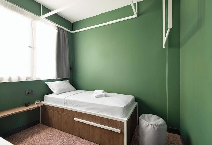 غرفة قياسية ذات إطلالة, Zeus Is Loose