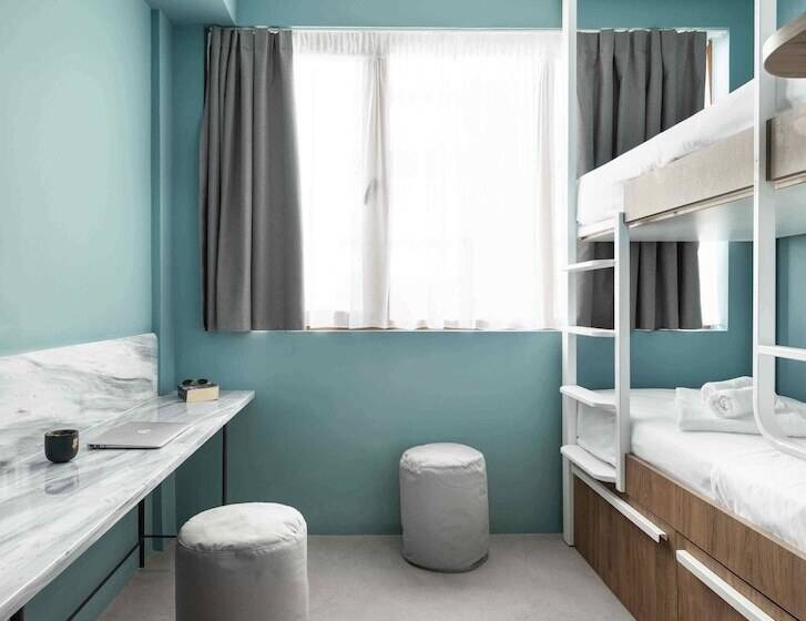 غرفة قياسية سرير بطابقين, Zeus Is Loose