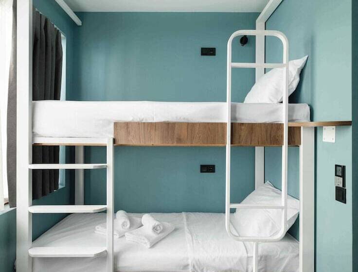 غرفة قياسية سرير بطابقين, Zeus Is Loose