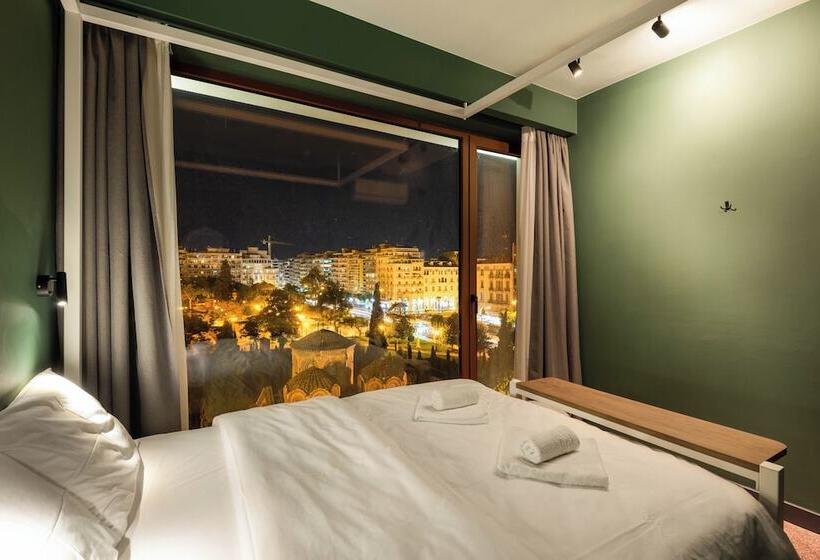 غرفة قياسية مطلة على المدينة, Zeus Is Loose