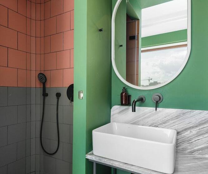 غرفة قياسية مطلة على المدينة, Zeus Is Loose