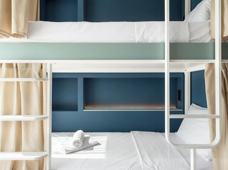 سرير فى غرفة مشتركه, Zeus Is Loose