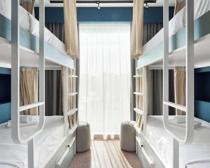 سرير فى غرفة مشتركه, Zeus Is Loose