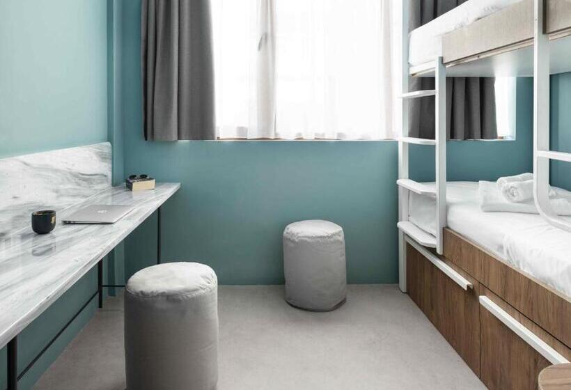 غرفة قياسية سرير بطابقين, Zeus Is Loose