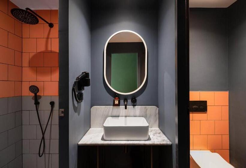 غرفة قياسية ذات إطلالة, Zeus Is Loose