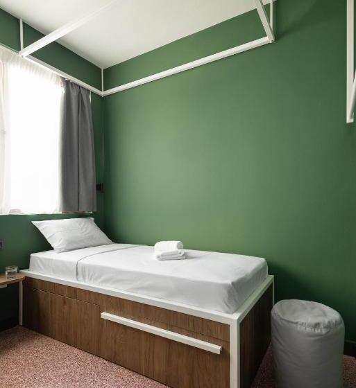 غرفة قياسية ذات إطلالة, Zeus Is Loose