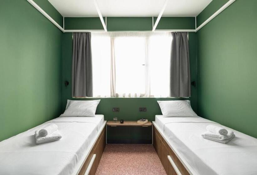 غرفة قياسية ذات إطلالة, Zeus Is Loose