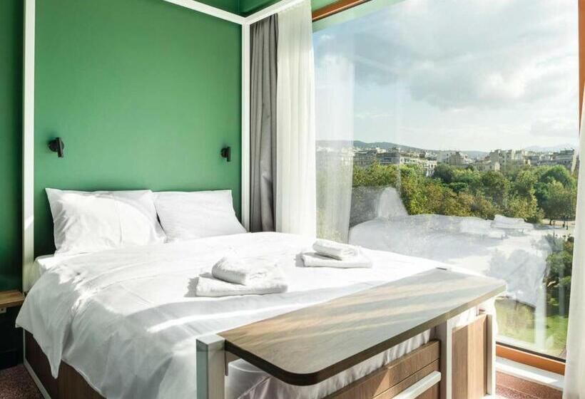 غرفة قياسية مطلة على الجبل, Zeus Is Loose