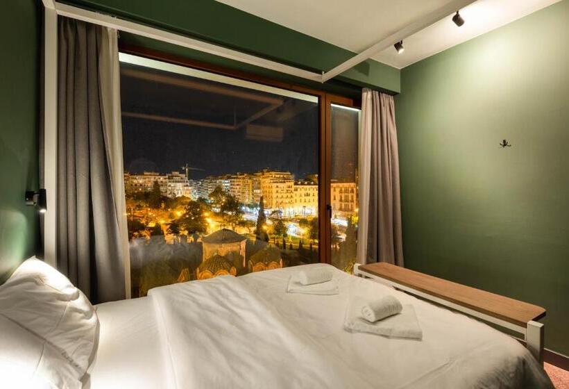 غرفة قياسية مطلة على الجبل, Zeus Is Loose