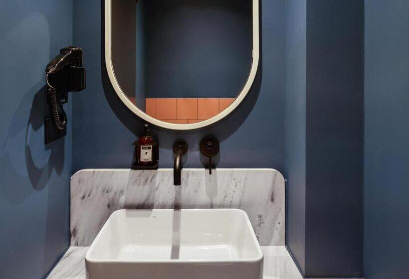 سرير فى غرفة مشتركه, Zeus Is Loose