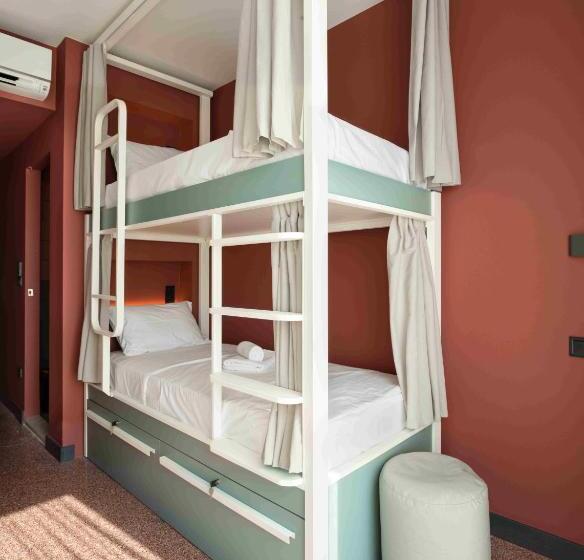 سرير فى غرفة مشتركه, Zeus Is Loose