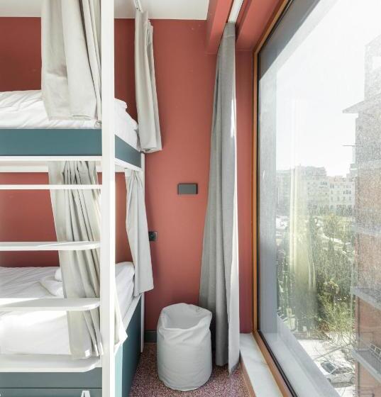 سرير فى غرفة مشتركه, Zeus Is Loose