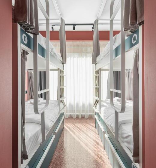 سرير فى غرفة مشتركه, Zeus Is Loose