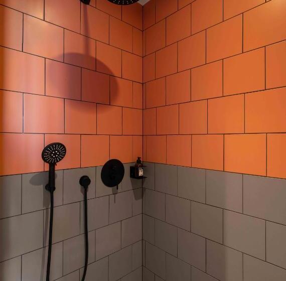 سرير فى غرفة مشتركه, Zeus Is Loose