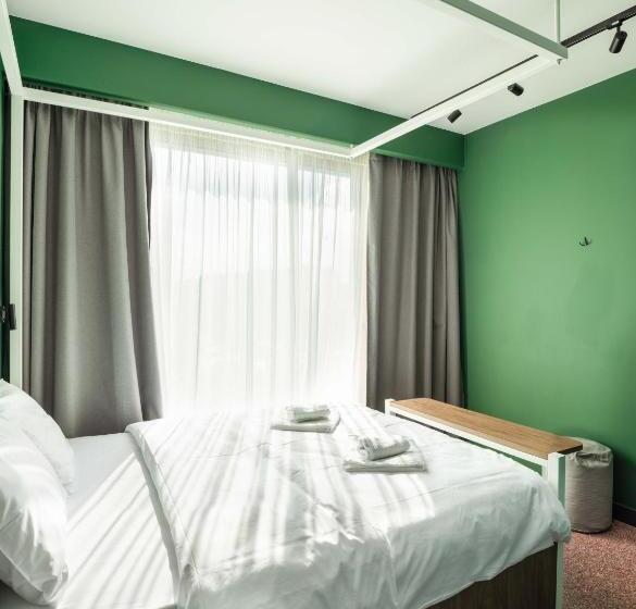 غرفة قياسية مطلة على المدينة, Zeus Is Loose