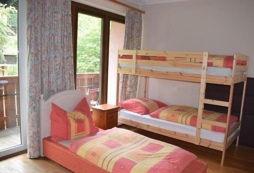 Кровать в Общей Комнате, Heli S Bike & Hike Hostel