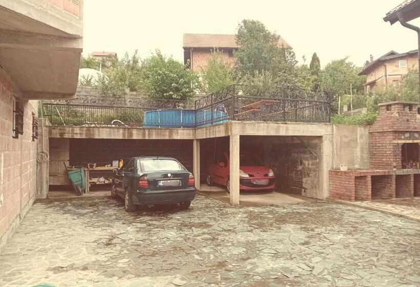 اتاق اکونومی, Medina