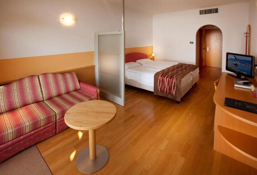 Superior room with lake view, Baia Verde