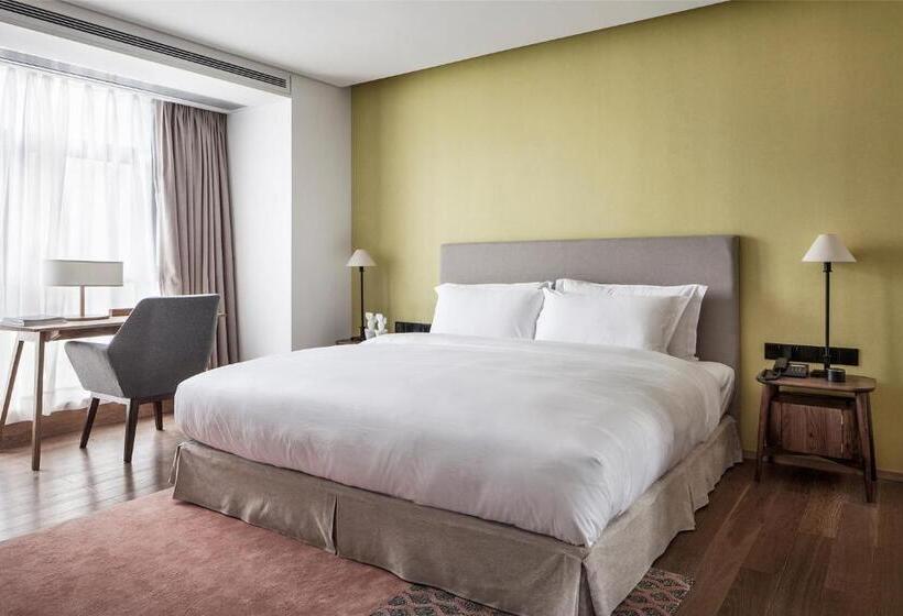 سوییت اجرایی, David S Deer